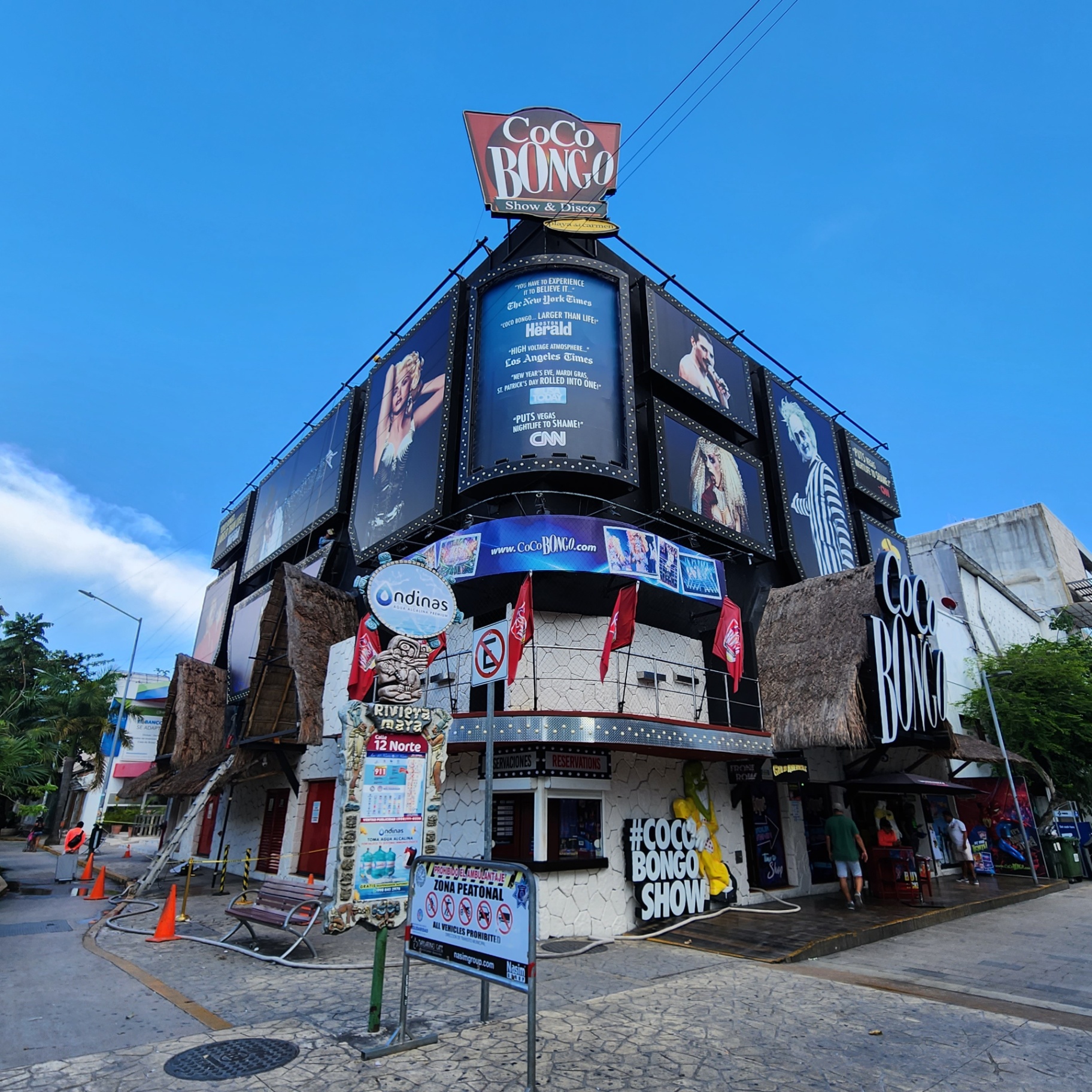 Fachada de Coco Bongo con letras 3D, cajas luminosas y señalética realizada por Grupo Grobel