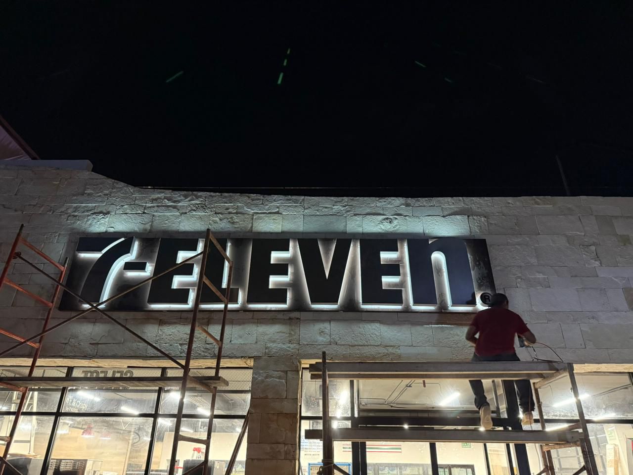 7-Eleven — Letras 3D retroiluminadas + instalación nocturna