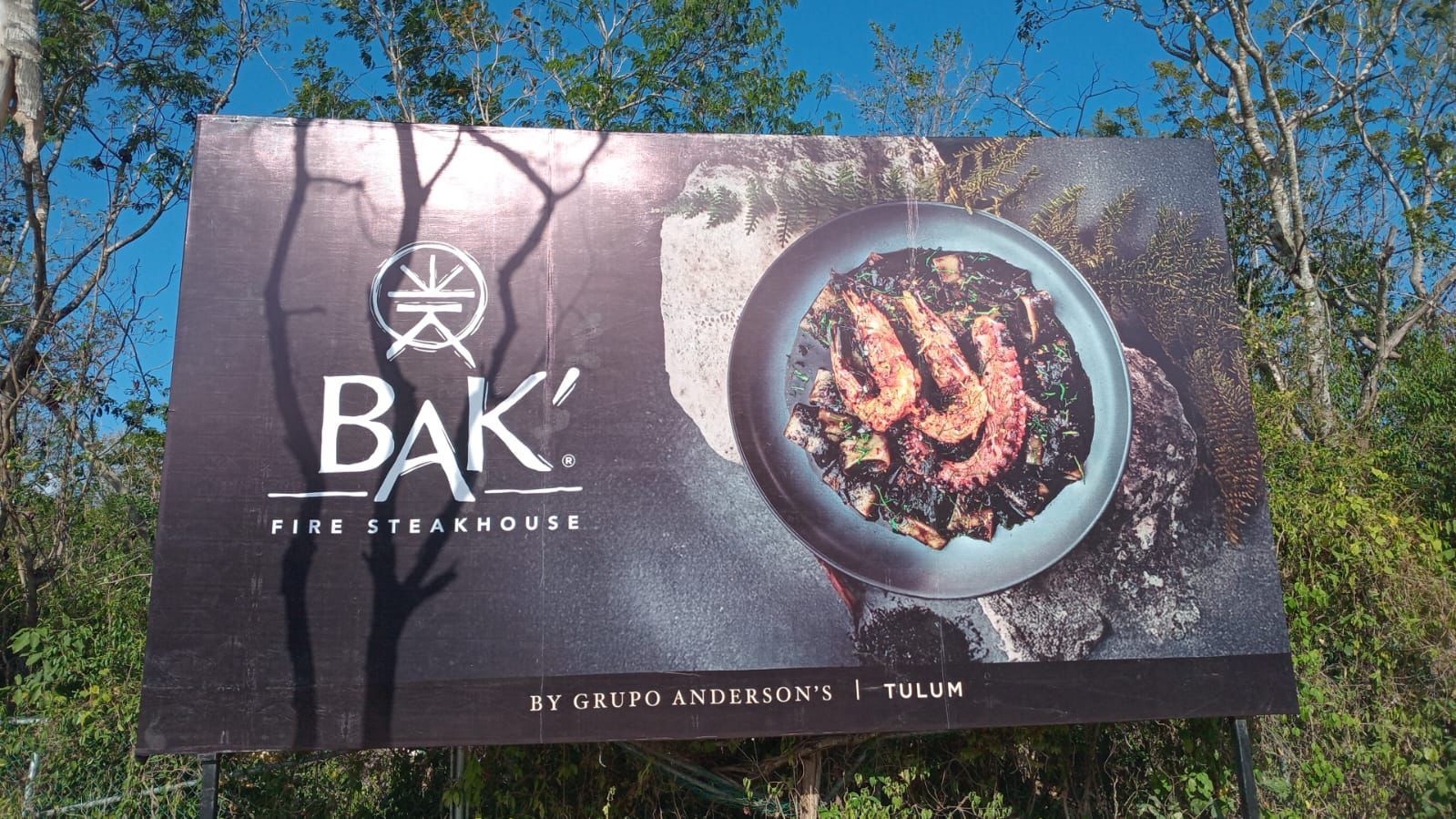 Grupo Anderson's — BAK' Fire Steakhouse — Instalación de lonas publicitarias