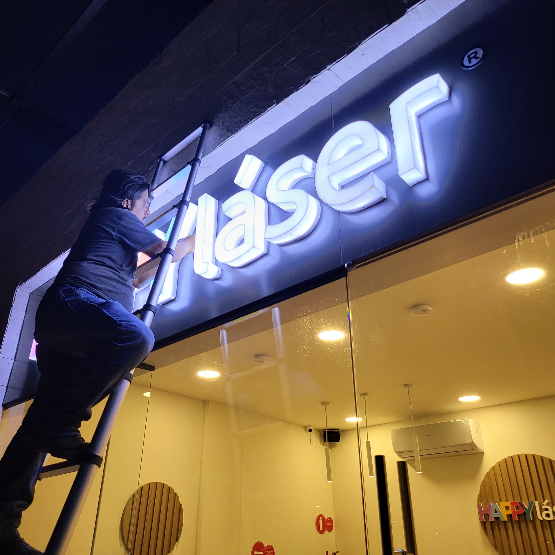 Happy Láser — Letras 3D iluminadas LED frontal