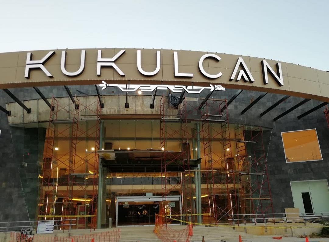 Kukulcán Shopping Experience — Letras 3D monumentales + arco de acceso