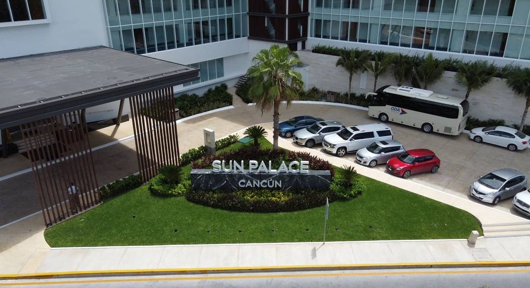Sun Palace Cancún — Señalética exterior + tótem de acceso